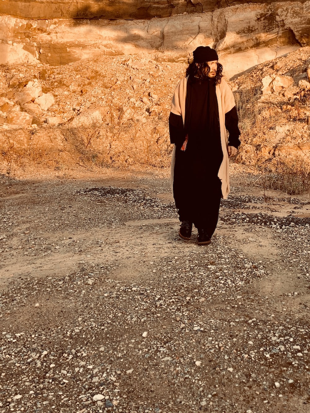 ブラック系のTシャツ/カットソー、ベージュ系のカーディガン/ボレロ、ブラック系のサンダルを着用したメンズの秋コーディネートの4枚目の写真