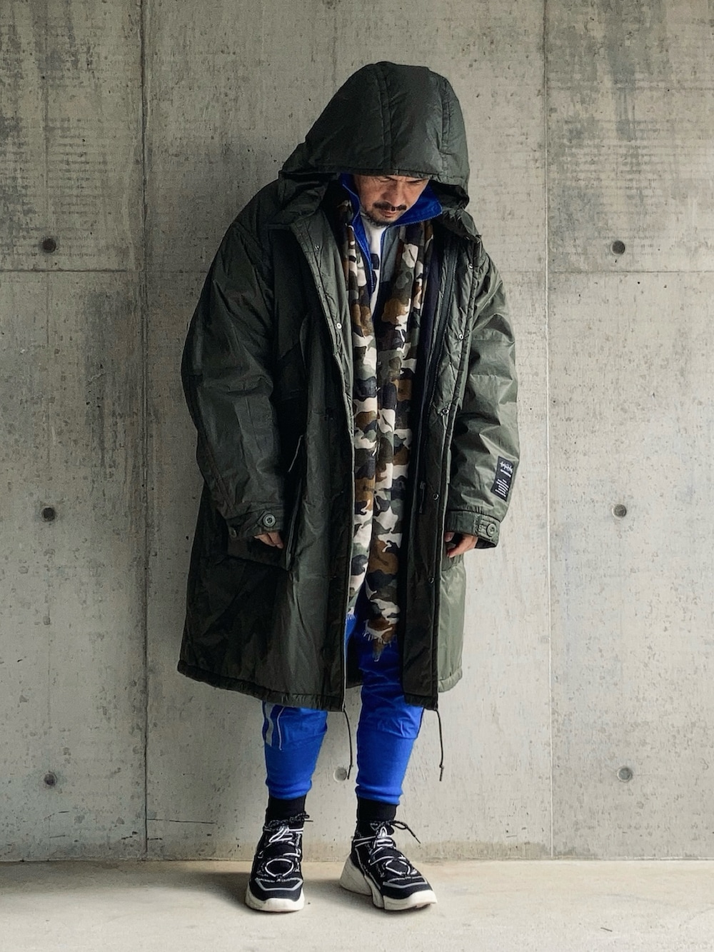ブルー系のナイロンジャケット、グリーン系のミリタリージャケット、ブルー系のその他パンツを着用したメンズの秋コーディネートの2枚目の写真