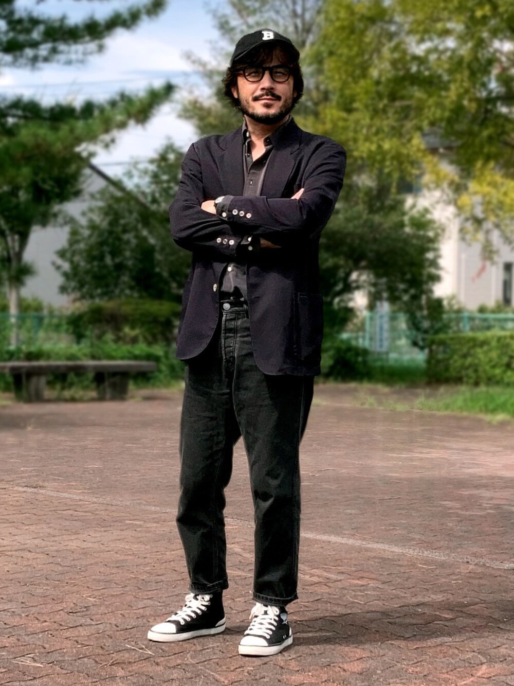 ブラック系のスニーカー、グレー系のシャツ/ブラウス、ブラック系のテーラードジャケットを着用したメンズの秋コーディネートの2枚目の写真