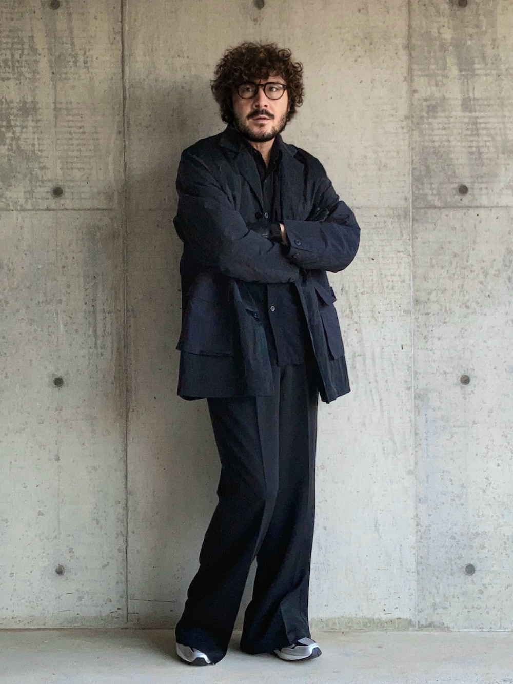 ブラック系のナイロンジャケット、ブラック系のシャツ/ブラウス、ブラック系のスラックスを着用したメンズの冬コーディネートの2枚目の写真