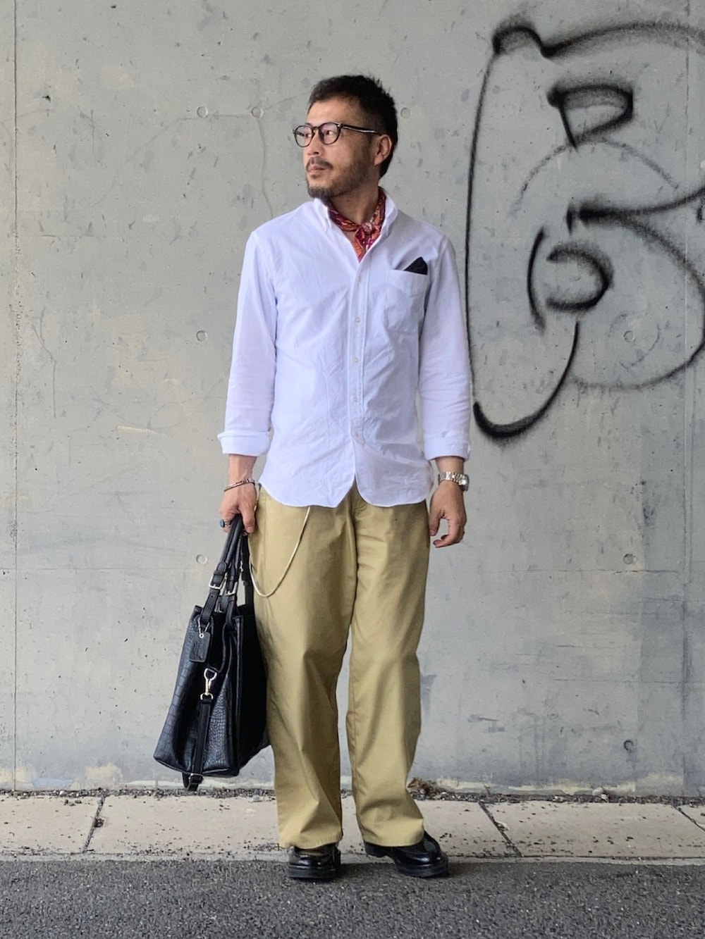 ホワイト系のシャツ/ブラウス、ベージュ系のチノパンツ、ブラック系のローファーを着用したメンズの夏コーディネートの2枚目の写真