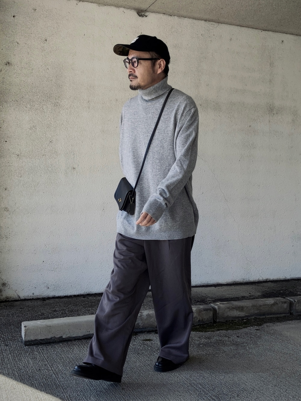 「ニット、カシミアニット、ワイドパンツ、ワイドストレートパンツ、ローファー、40代ファッション、30代ファッション、50代ファッション、シンプルスタイル、オールドコーチ、ショルダーバッグ、ミニバッグ、メガネ×帽子、キャップ」｜「UNIQLOのカシミヤタートルネックセーター（長袖）（ニット/セーター、グレー系）」を使った、koppaさん（メンズ・169cm）の秋コーディネートの3枚目の写真