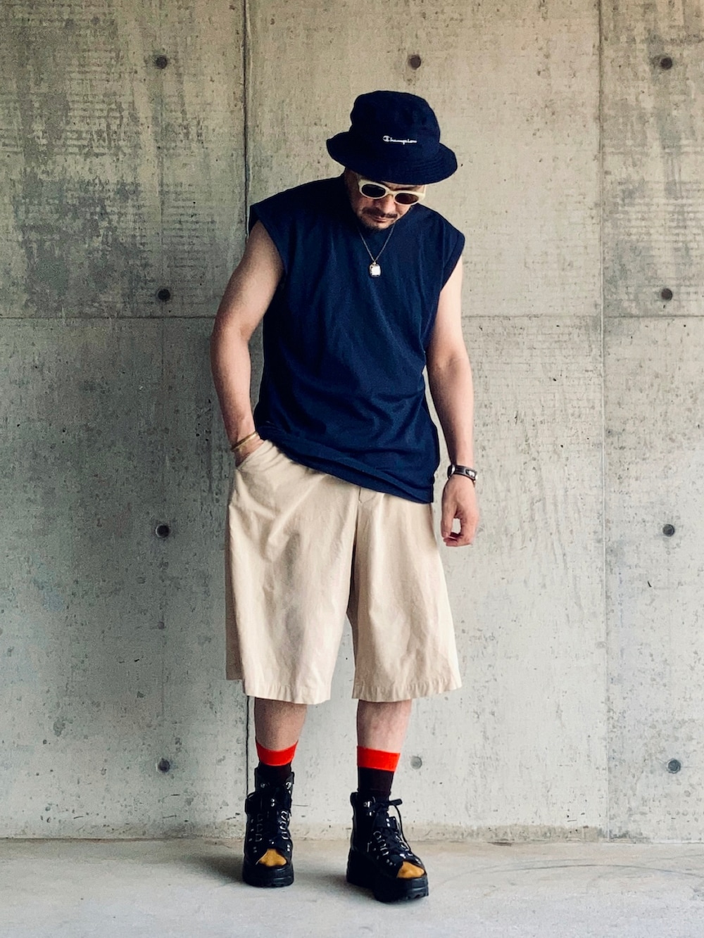 ブルー系のTシャツ/カットソー、ベージュ系のその他パンツ、ブラック系のサンダルを着用したメンズの夏コーディネートの3枚目の写真