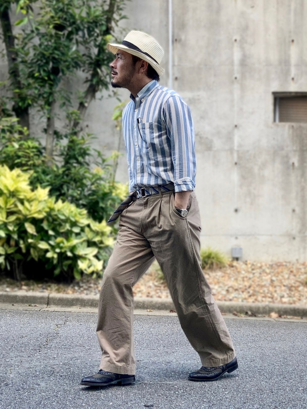 ブルー系のシャツ/ブラウス、ベージュ系のチノパンツ、その他のドレスシューズを着用したメンズの夏コーディネートの2枚目の写真