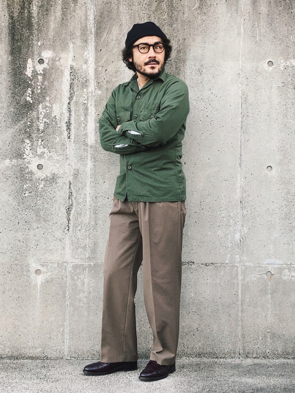 グリーン系のシャツ/ブラウス、ホワイト系のTシャツ/カットソー、ベージュ系のスラックスを着用したメンズの春コーディネートの3枚目の写真