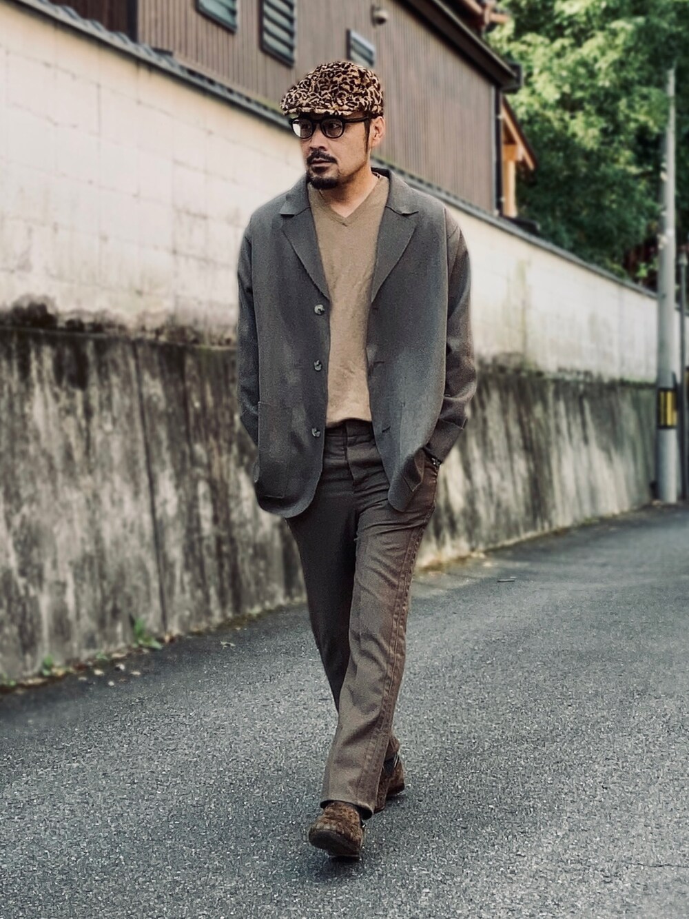 ブラウン系のニット/セーター、ブラウン系のテーラードジャケット、グリーン系のスラックスを着用したメンズの秋コーディネートの2枚目の写真