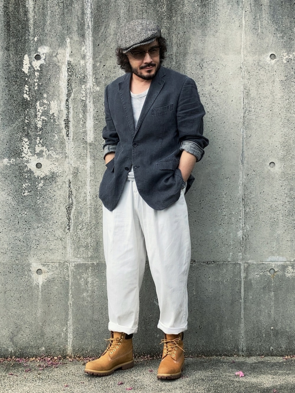 ホワイト系のスラックス、ブラウン系のブーツ、グレー系のテーラードジャケットを着用したメンズの秋コーディネートの3枚目の写真