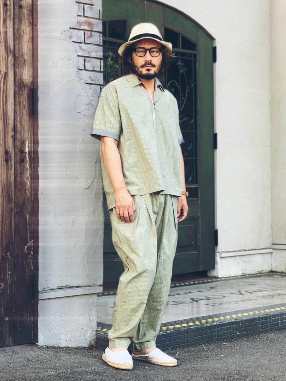 グリーン系のTシャツ/カットソー、グリーン系のその他パンツ、ホワイト系のスリッポンを着用したメンズの夏コーディネートの3枚目の写真