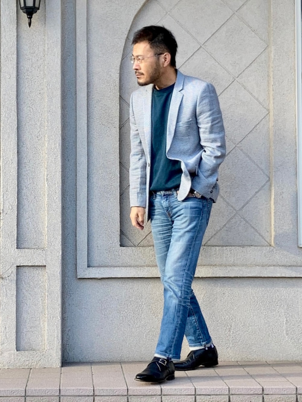 グリーン系のTシャツ/カットソー、ブルー系のスーツジャケット、ブルー系のデニムパンツを着用したメンズの夏コーディネートの2枚目の写真