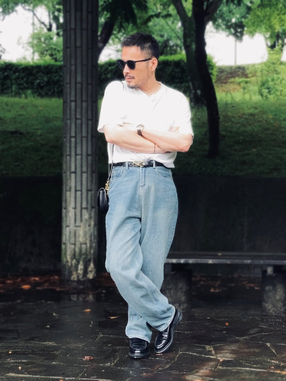 ホワイト系のTシャツ/カットソー、ブルー系のデニムパンツ、ブラック系のローファーを着用したメンズの夏コーディネートの2枚目の写真