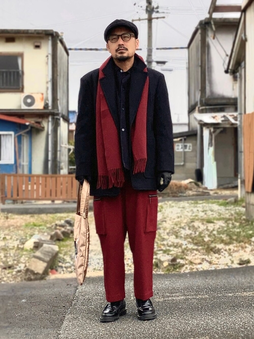 ブラック系のシャツ/ブラウス、ブラック系のテーラードジャケット、レッド系のカーゴパンツを着用したメンズの冬コーディネートの3枚目の写真