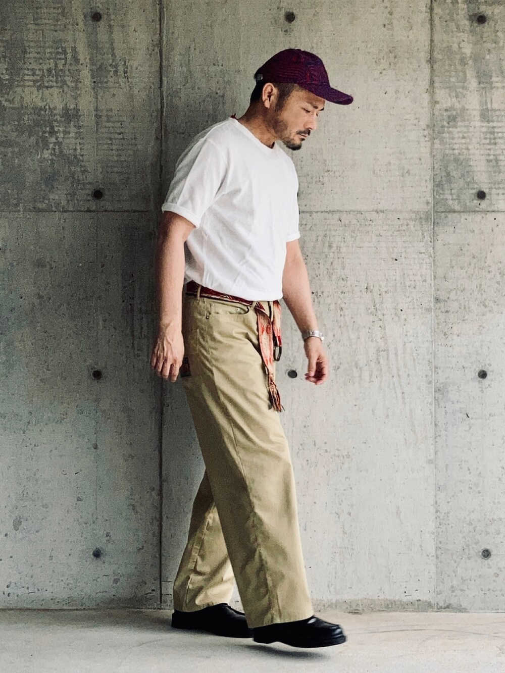 ホワイト系のTシャツ/カットソー、ベージュ系のチノパンツ、ブラック系のローファーを着用したメンズの夏コーディネートの2枚目の写真