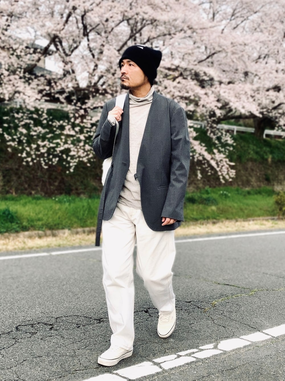 グレー系のTシャツ/カットソー、グレー系のテーラードジャケット、ホワイト系のデニムパンツを着用したメンズの春コーディネートの3枚目の写真