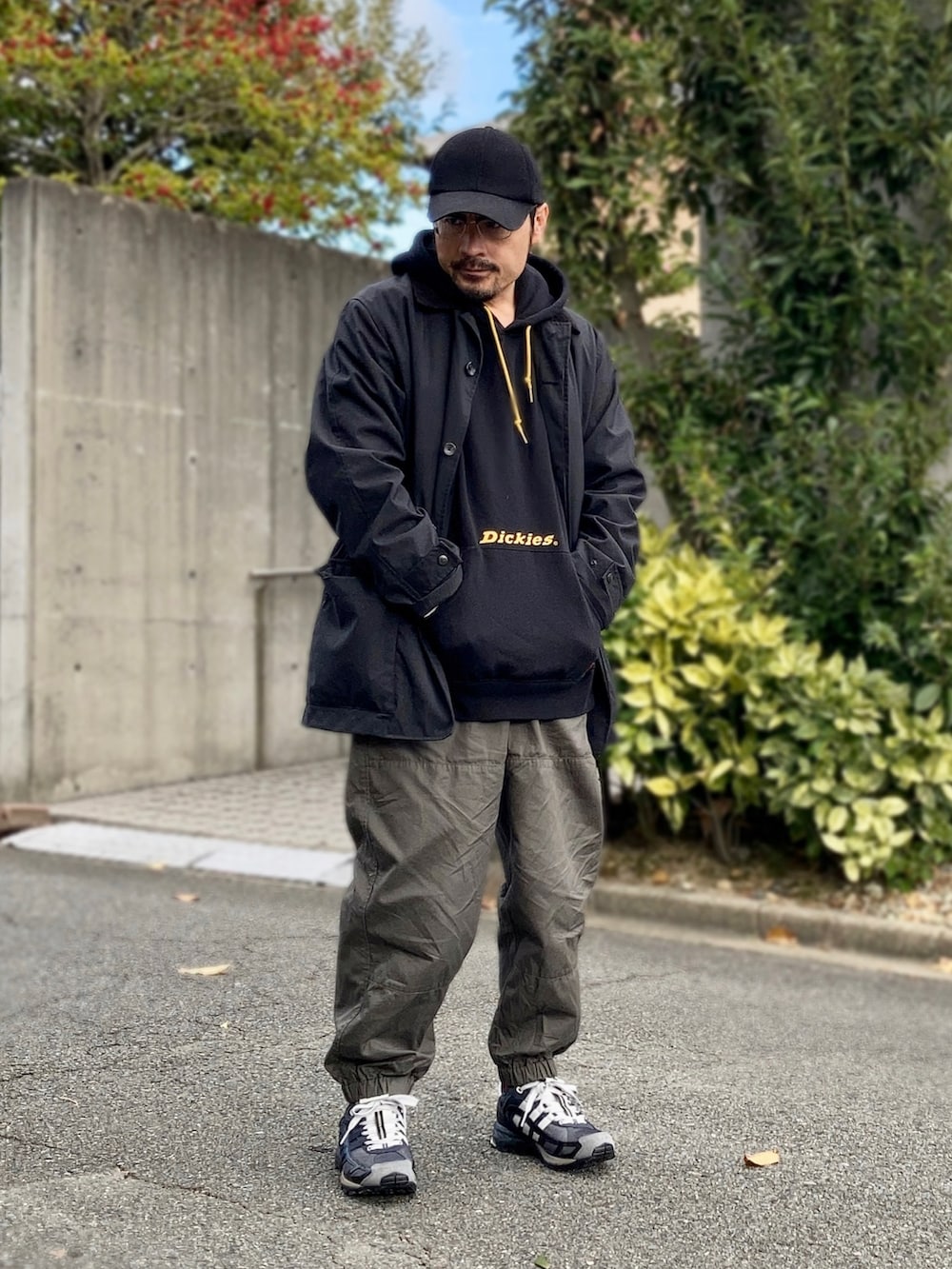 ブラック系のパーカー、ブラック系のナイロンジャケット、グリーン系のその他パンツを着用したメンズの冬コーディネートの3枚目の写真