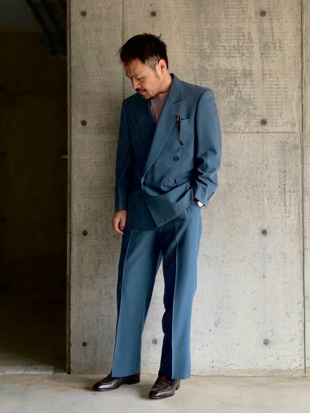 その他のスーツパンツ、その他のスーツジャケット、グリーン系のローファーを着用したメンズの春コーディネートの2枚目の写真