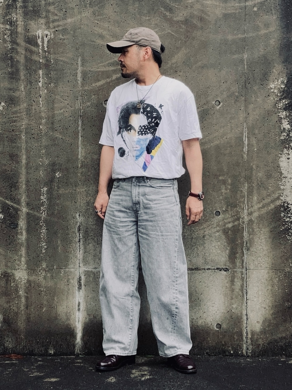 「プチプラ、夏だ！Tシャツ着よう！、さらっと晴れやかスナップ、夏、ゆるコーデ、カジュアルスタイル、タックイン、バンドT、ロックT、バレルレッグジーンズ、キャップ、腕時計、ワイドジーンズ、ワイドデニム、淡色コーデ」｜「GUのバレルレッグジーンズ size 30（デニムパンツ、グレー系）」を使った、koppaさん（メンズ・169cm）の夏コーディネートの3枚目の写真