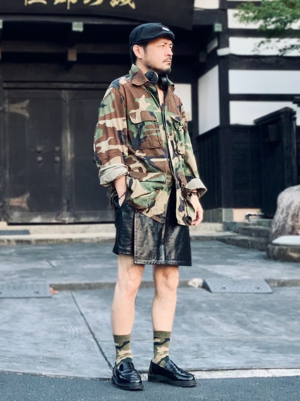 その他のミリタリージャケット、ブラック系のその他パンツ、ブラック系のローファーを着用したメンズの夏コーディネートの2枚目の写真