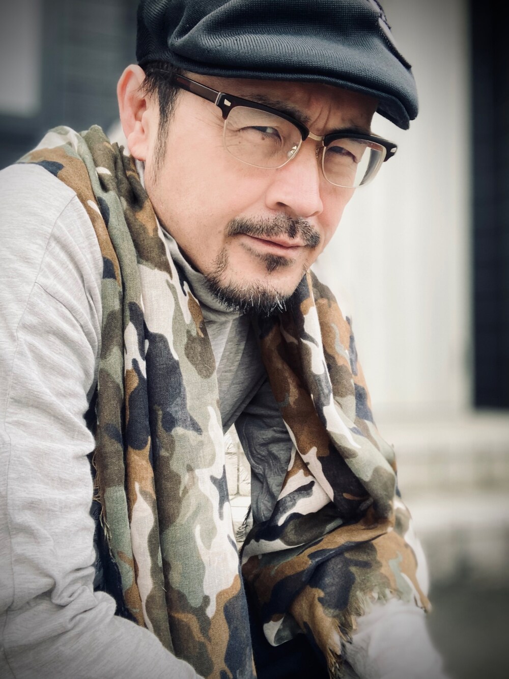 グレー系のTシャツ/カットソー、ブラック系のその他パンツ、ブラック系のドレスシューズを着用したメンズの春コーディネートの5枚目の写真