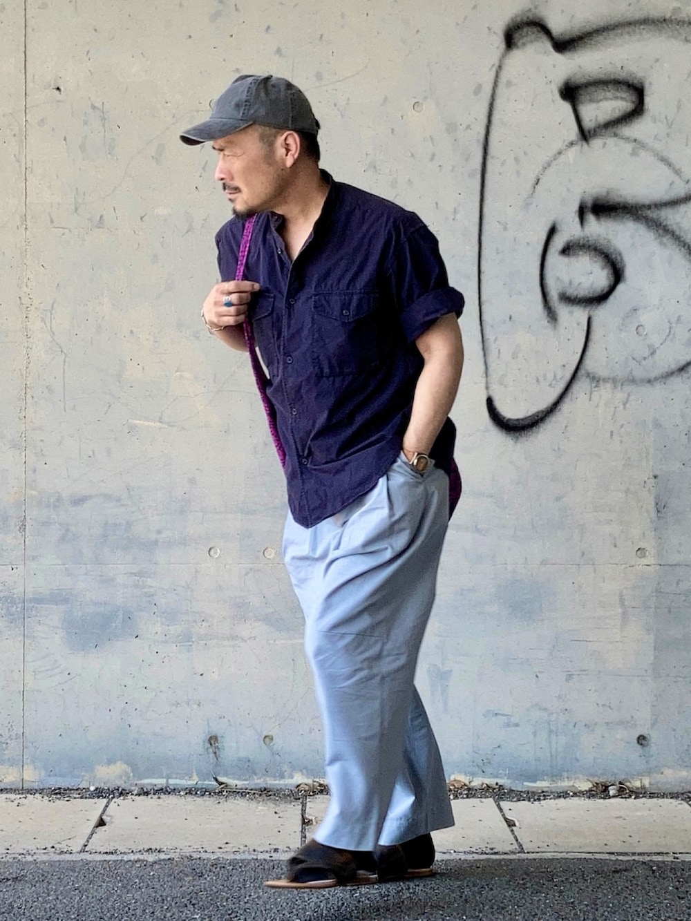 ブルー系のシャツ/ブラウス、グレー系のパンツ、ブラウン系のサンダルを着用したメンズの春コーディネートの3枚目の写真