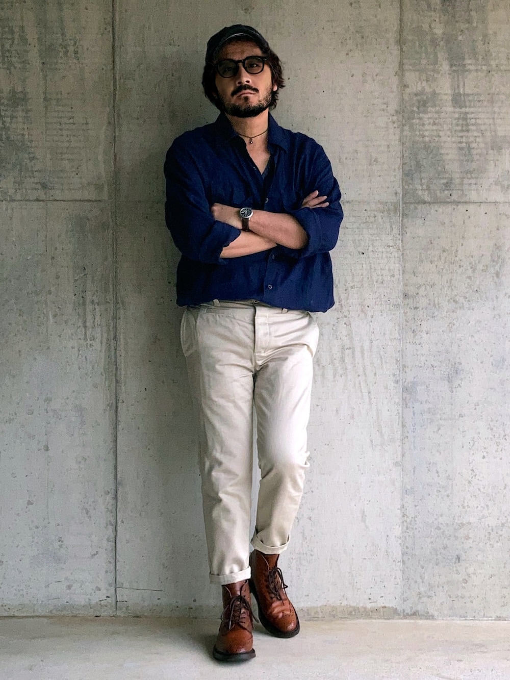 ブラウン系のブーツ、ブルー系のシャツ/ブラウス、ベージュ系のチノパンツを着用したメンズの秋コーディネートの2枚目の写真