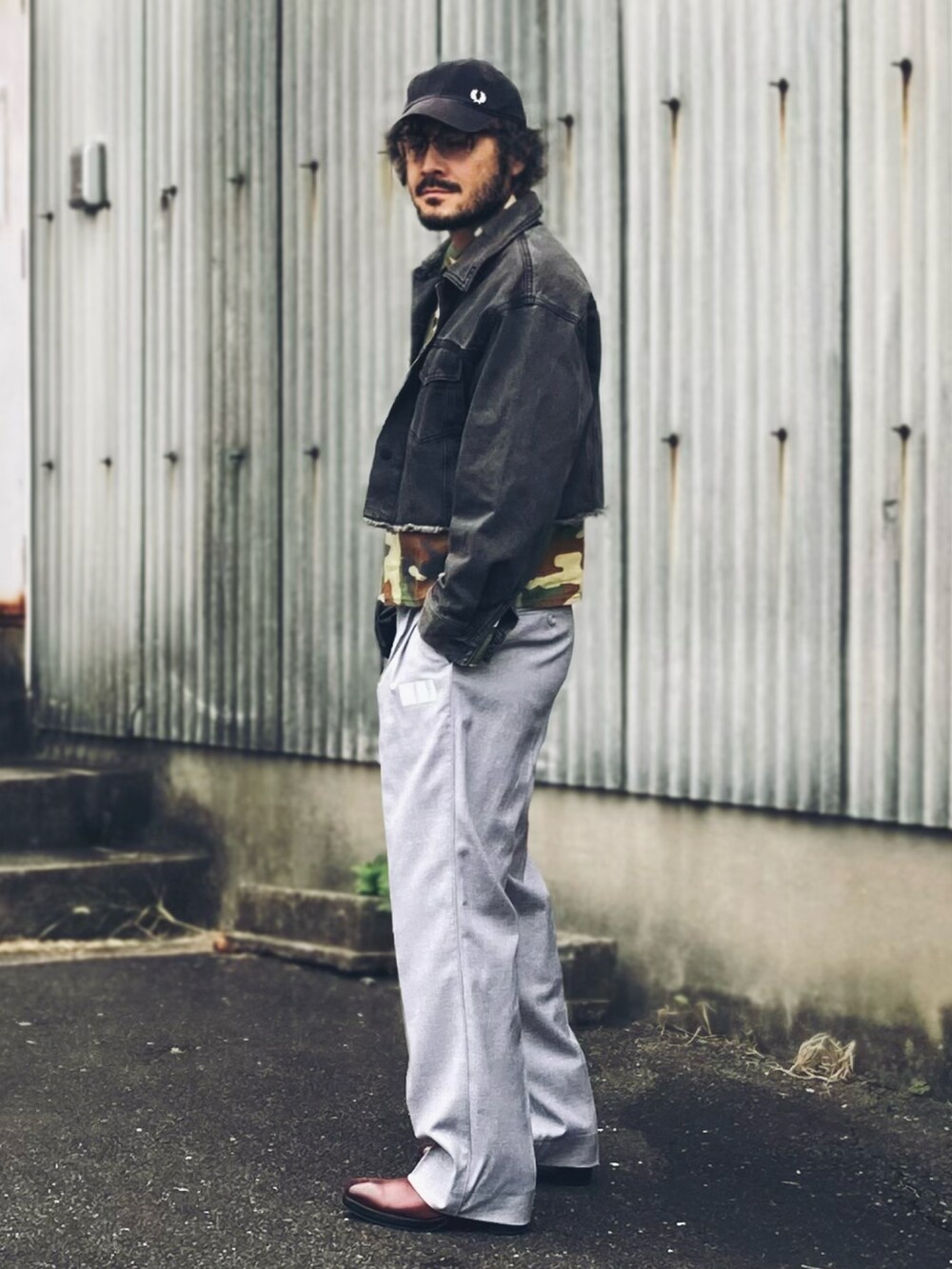 グレー系のスラックス、グレー系のデニムジャケット、グリーン系のシャツ/ブラウスを着用したメンズの秋コーディネートの4枚目の写真