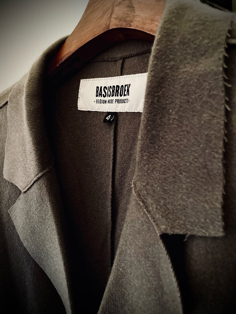 ホワイト系のニット/セーター、グレー系のパーカー、ブラウン系のテーラードジャケットを着用したメンズの秋コーディネートの3枚目の写真