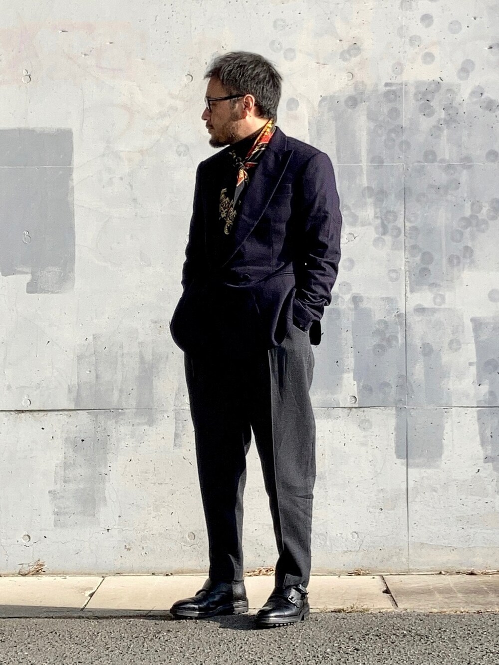 ブラウン系のニット/セーター、ブルー系のテーラードジャケット、グレー系のスラックスを着用したメンズの冬コーディネートの2枚目の写真