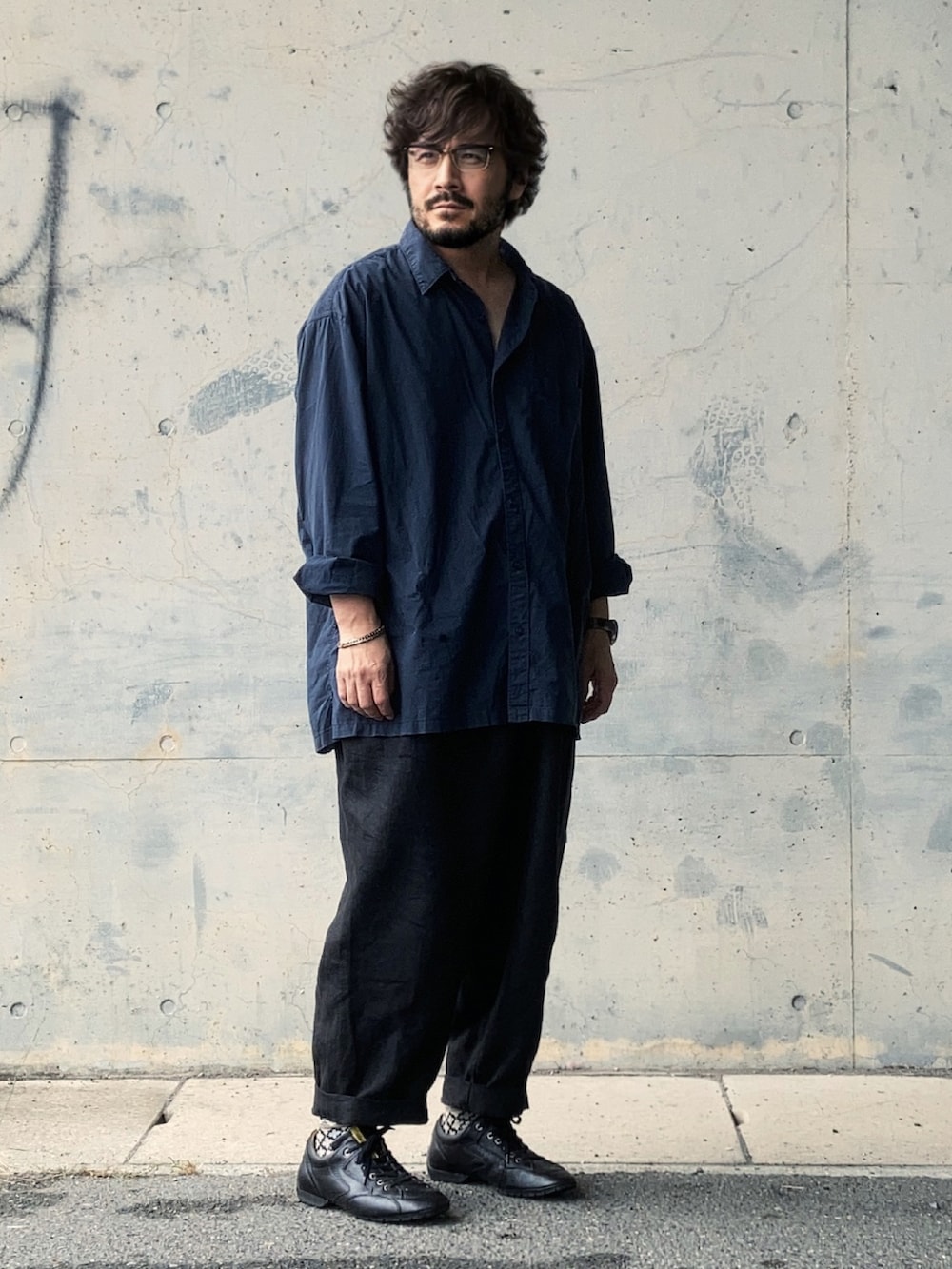 グレー系のシャツ/ブラウス、ブラック系のその他パンツ、ブラック系のスニーカーを着用したメンズの秋コーディネートの2枚目の写真