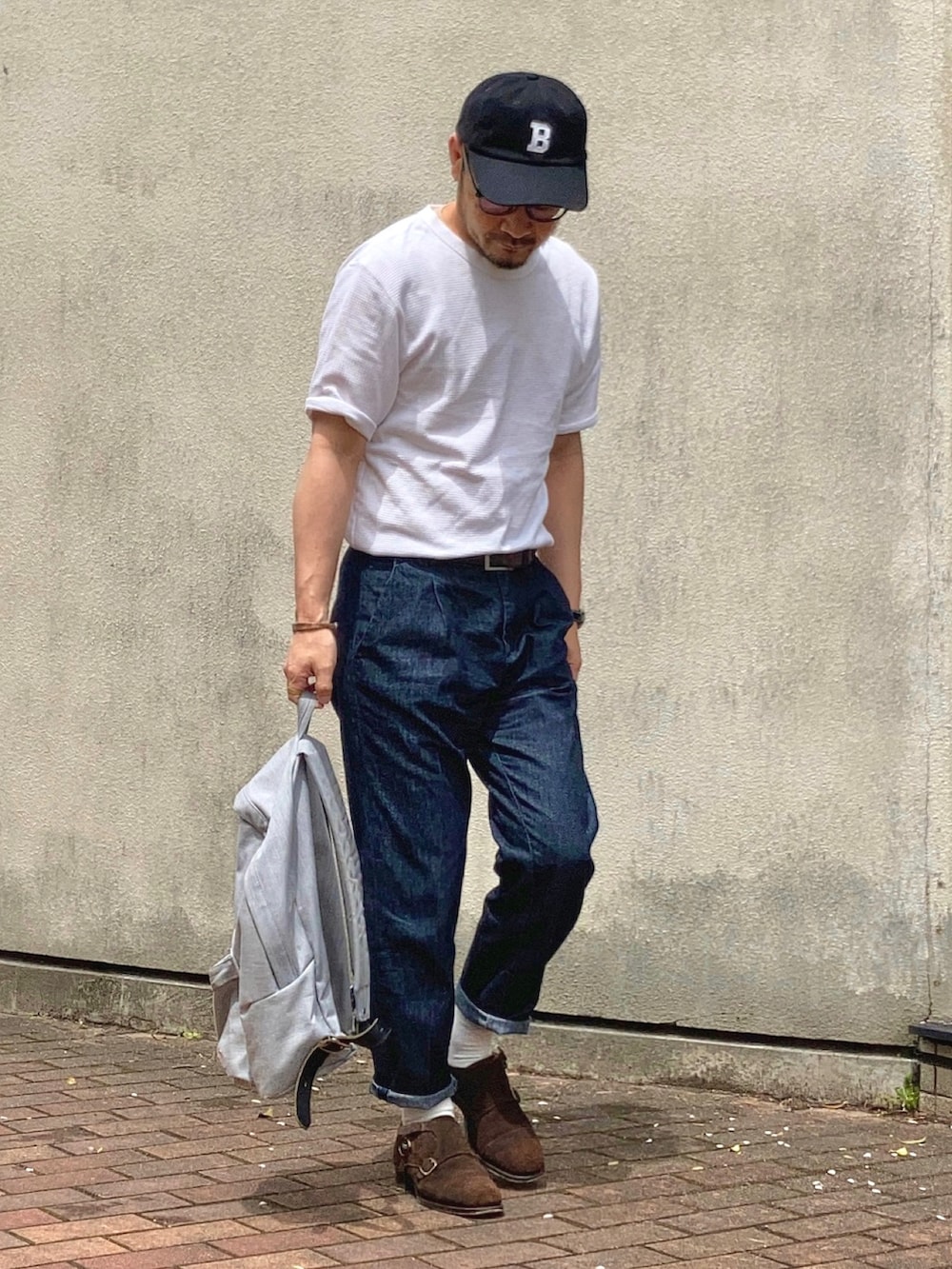 ホワイト系のTシャツ/カットソー、ブルー系のデニムパンツ、ブラウン系のドレスシューズを着用したメンズの春コーディネートの2枚目の写真