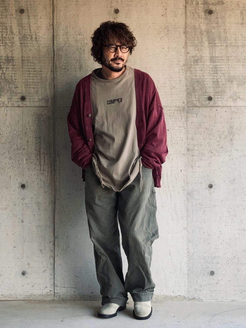 グレー系のTシャツ/カットソー、レッド系のカーディガン/ボレロ、グリーン系のその他パンツを着用したメンズの春コーディネートの3枚目の写真