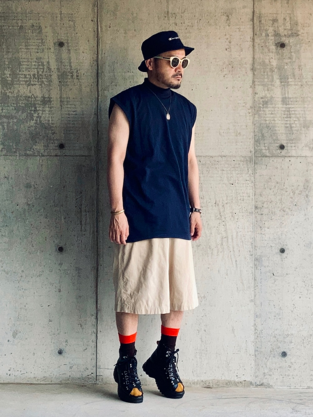 ブルー系のTシャツ/カットソー、ベージュ系のその他パンツ、ブラック系のサンダルを着用したメンズの夏コーディネートの4枚目の写真