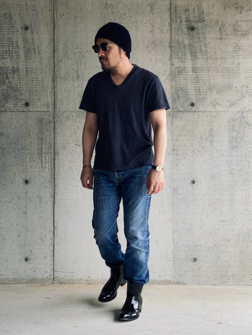 グレー系のTシャツ/カットソー、ブルー系のデニムパンツ、ブラック系のブーツを着用したメンズの春コーディネートの3枚目の写真