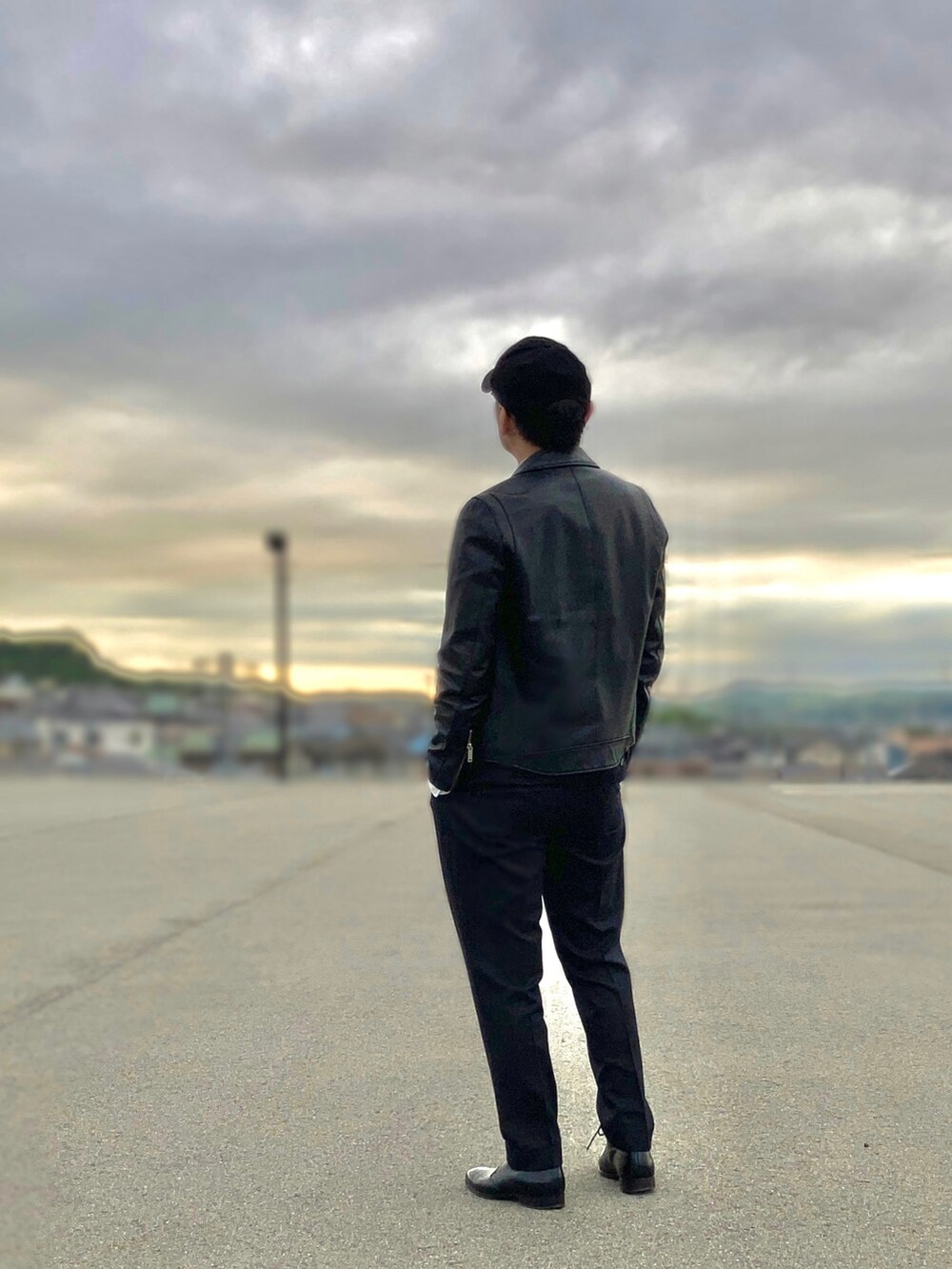 ホワイト系のシャツ/ブラウス、ブラック系のライダースジャケット、ブラック系のその他パンツを着用したメンズの秋コーディネートの4枚目の写真