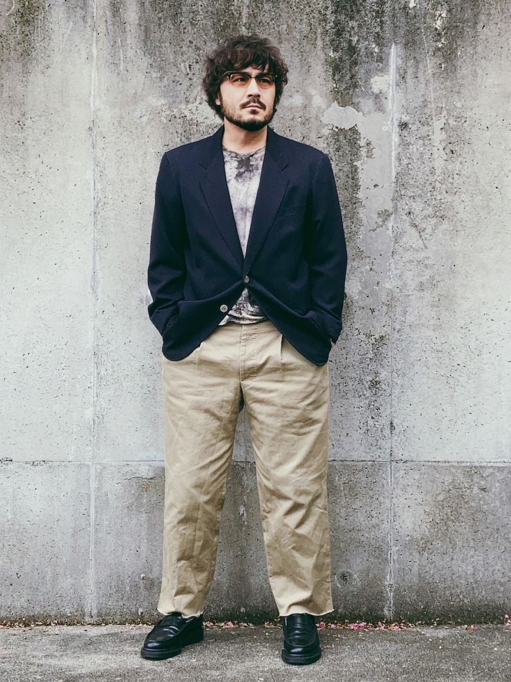 ブラック系のローファー、ブラウン系のTシャツ/カットソー、ブラック系のテーラードジャケットを着用したメンズの秋コーディネートの2枚目の写真