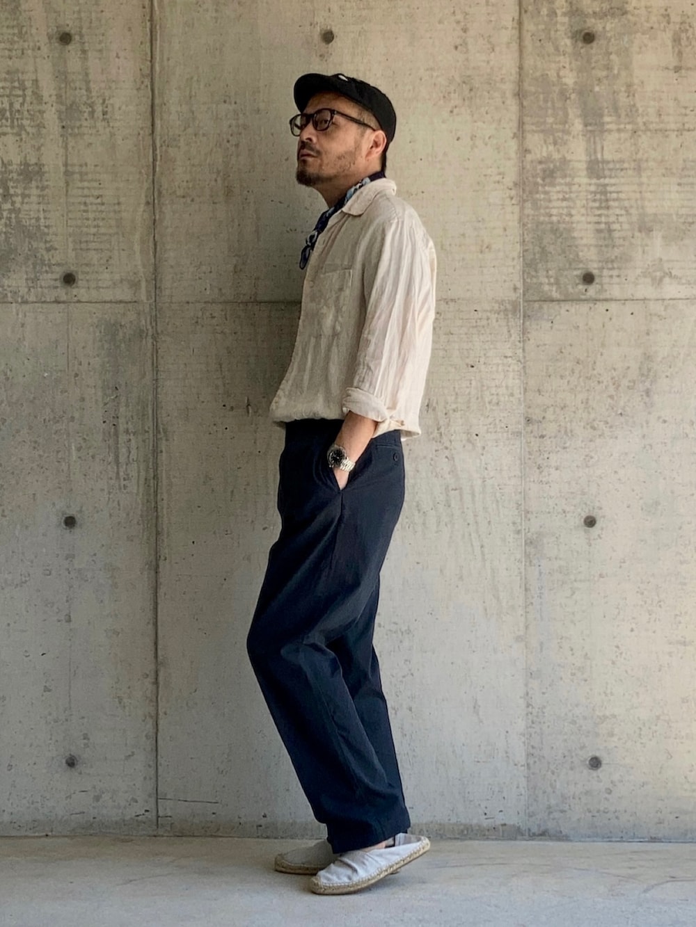 ベージュ系のシャツ/ブラウス、ブルー系のチノパンツ、ホワイト系のスリッポンを着用したメンズの夏コーディネートの2枚目の写真