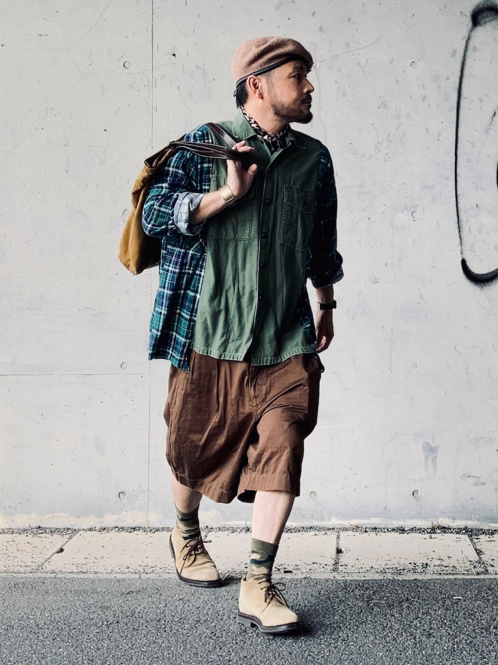 グリーン系のシャツ/ブラウス、ブラウン系のその他パンツ、ベージュ系のブーツを着用したメンズの夏コーディネートの3枚目の写真