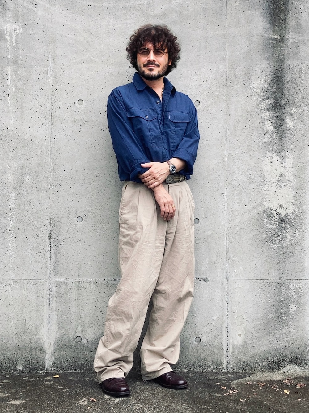 ベージュ系のスラックス、ブルー系のシャツ/ブラウス、レッド系のドレスシューズを着用したメンズの夏コーディネートの3枚目の写真