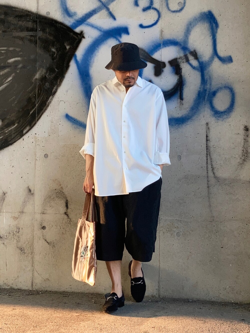 ホワイト系のシャツ/ブラウス、ブラック系のその他パンツ、ブラック系のローファーを着用したメンズの夏コーディネートの2枚目の写真