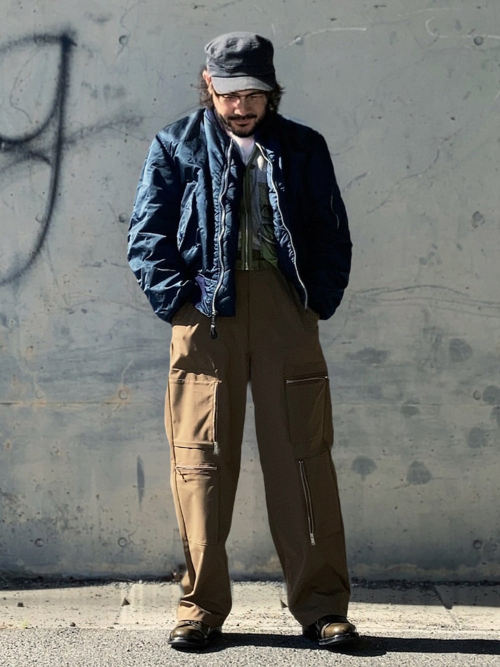 ブルー系のMA-1、ホワイト系のTシャツ/カットソー、グリーン系のベストを着用したメンズの秋コーディネートの3枚目の写真