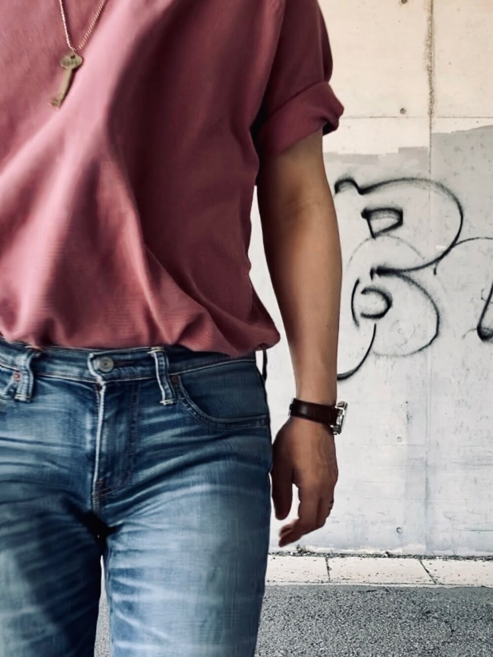 ピンク系のTシャツ/カットソー、ブルー系のデニムパンツ、ブラウン系のサンダルを着用したメンズの夏コーディネートの4枚目の写真