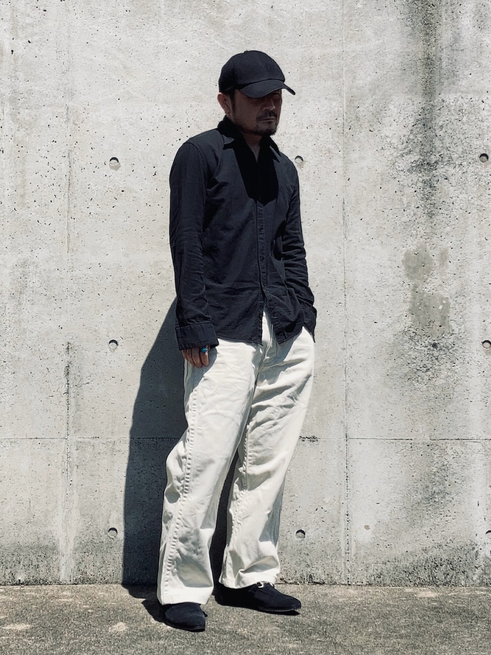 ブラック系のシャツ/ブラウス、ホワイト系のデニムパンツ、ブラック系のローファーを着用したメンズの春コーディネートの2枚目の写真