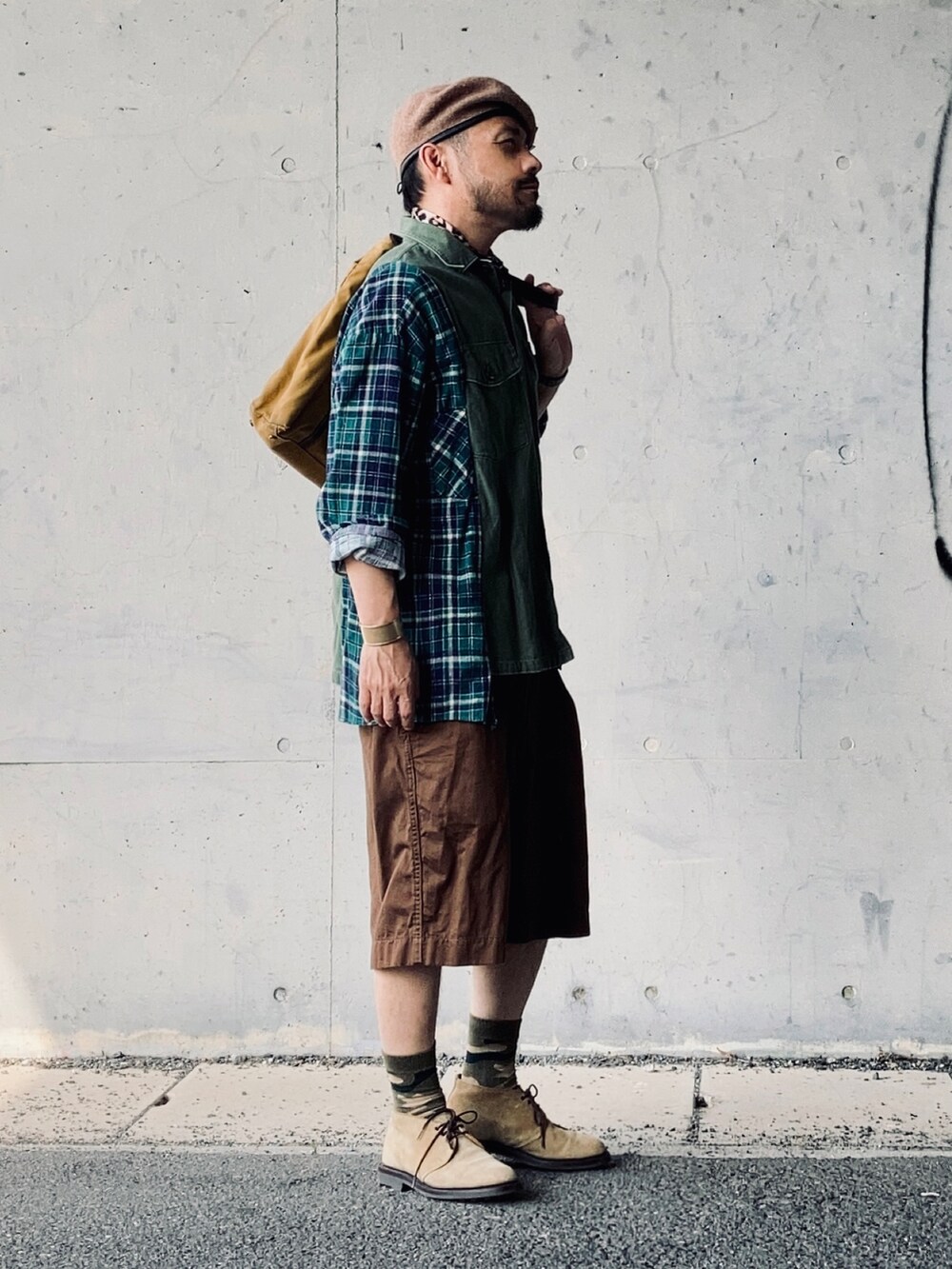 グリーン系のシャツ/ブラウス、ブラウン系のその他パンツ、ベージュ系のブーツを着用したメンズの夏コーディネートの2枚目の写真