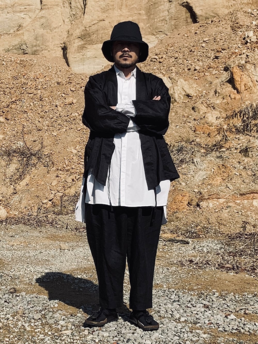 ホワイト系のシャツ/ブラウス、ブラック系のその他パンツ、ブラック系のサンダルを着用したメンズの冬コーディネートの2枚目の写真