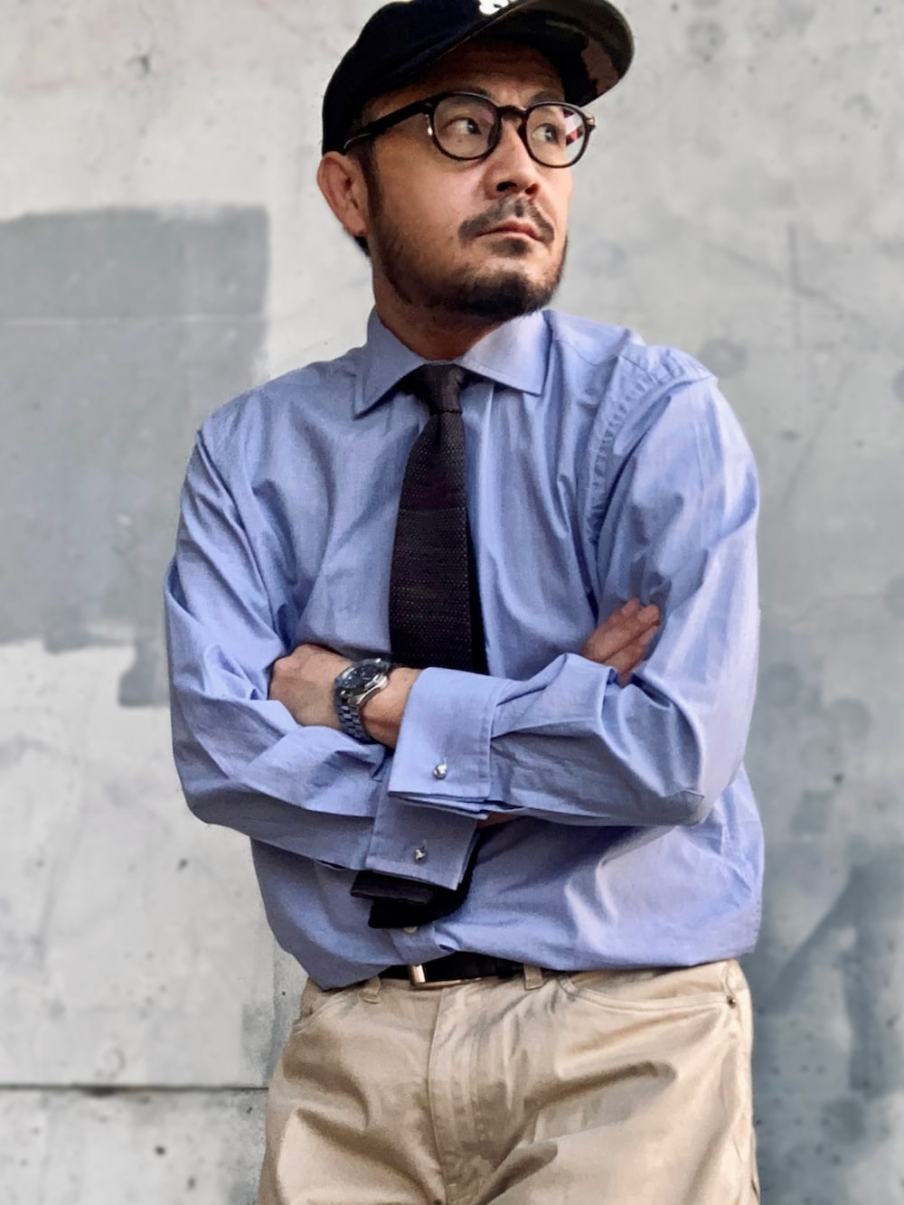 ブルー系のシャツ/ブラウス、ブルー系のデニムジャケット、ベージュ系のチノパンツを着用したメンズの秋コーディネートの5枚目の写真