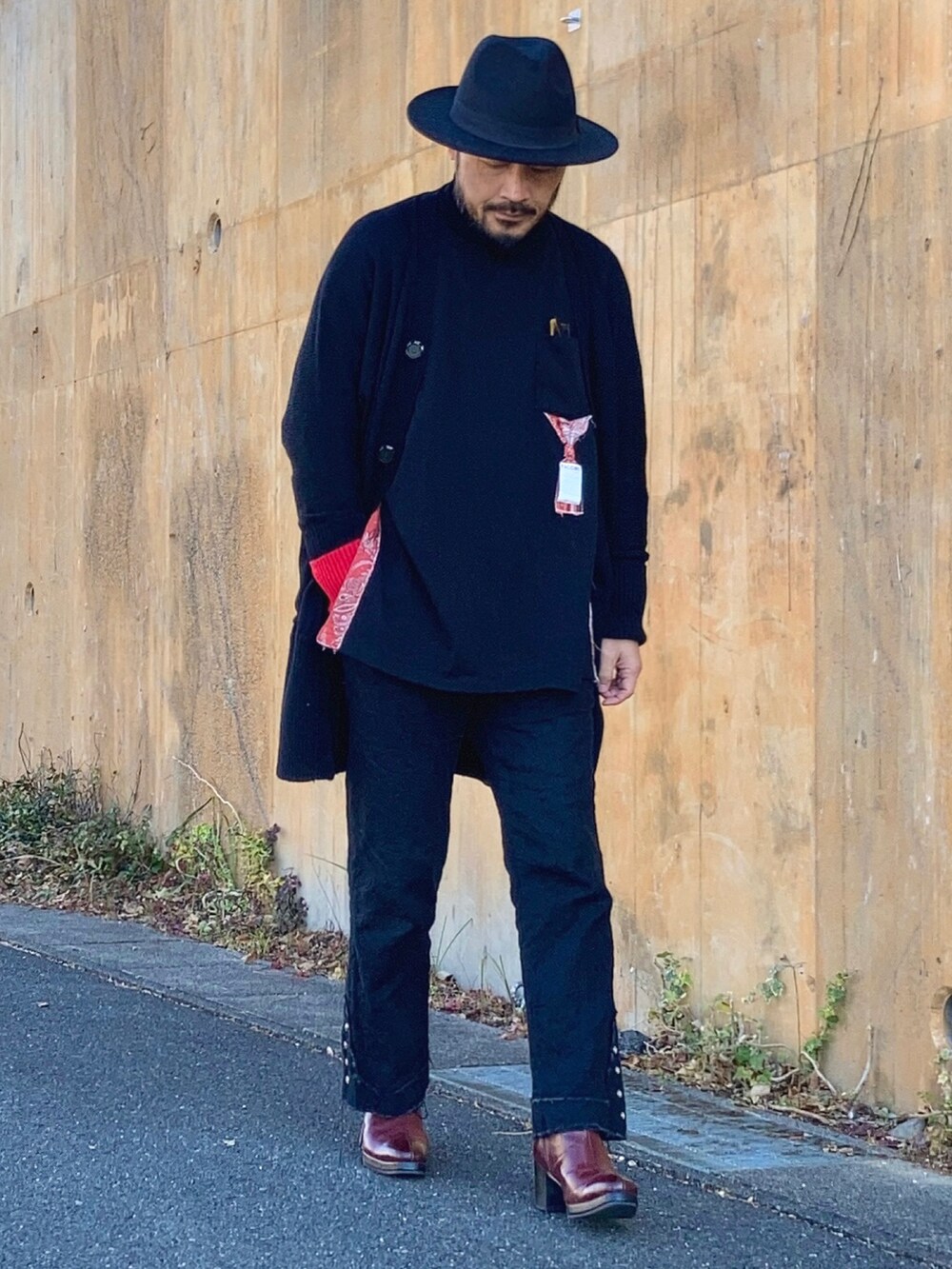 ブラック系のニット/セーター、ブラック系のTシャツ/カットソー、ブラック系のカーディガン/ボレロを着用したメンズの冬コーディネートの3枚目の写真