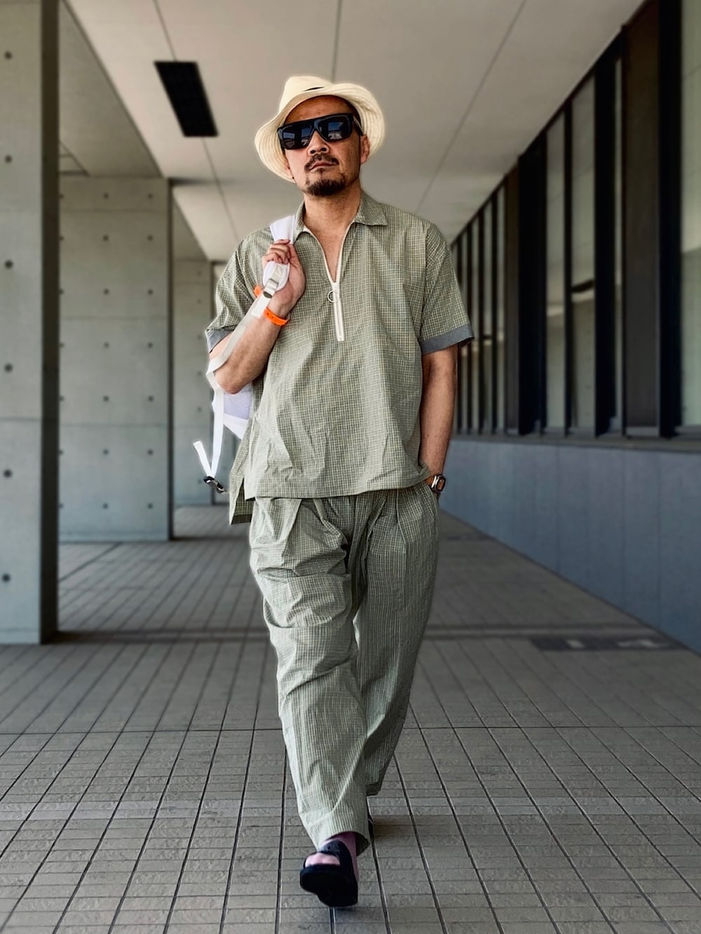 グリーン系のTシャツ/カットソー、グリーン系のその他パンツ、グレー系のサンダルを着用したメンズの春コーディネートの2枚目の写真