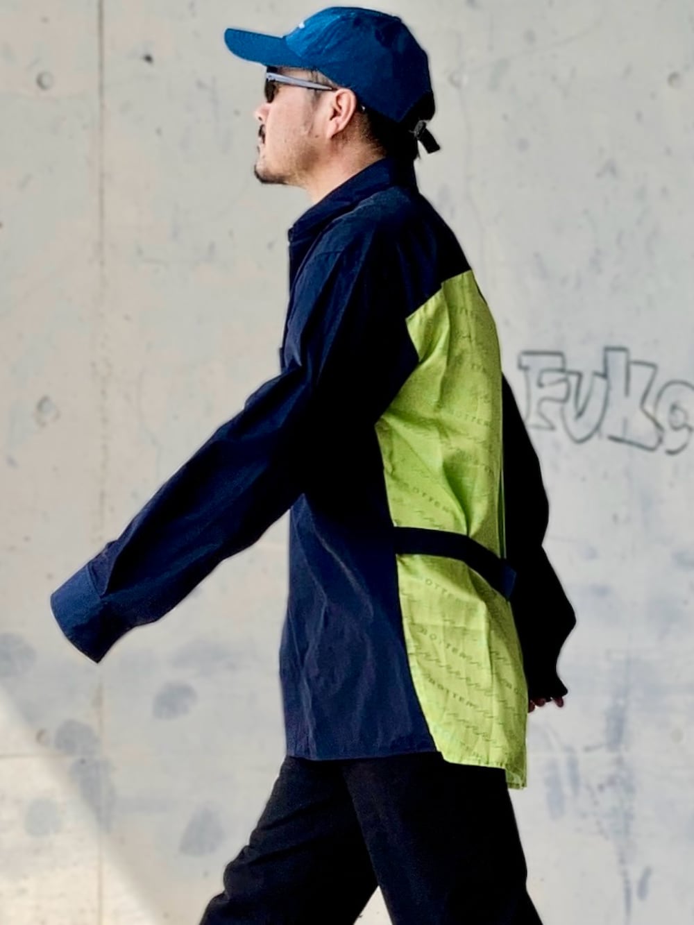 ブラック系のシャツ/ブラウス、ブラック系のパンツ、ブラック系のスニーカーを着用したメンズの春コーディネートの3枚目の写真