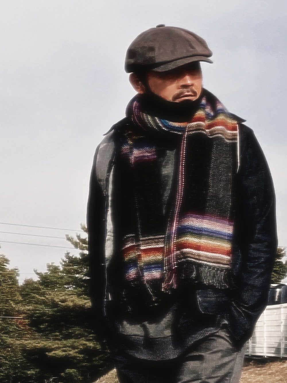 グレー系のTシャツ/カットソー、ブルー系のデニムジャケット、グレー系のその他パンツを着用したメンズの秋コーディネートの3枚目の写真