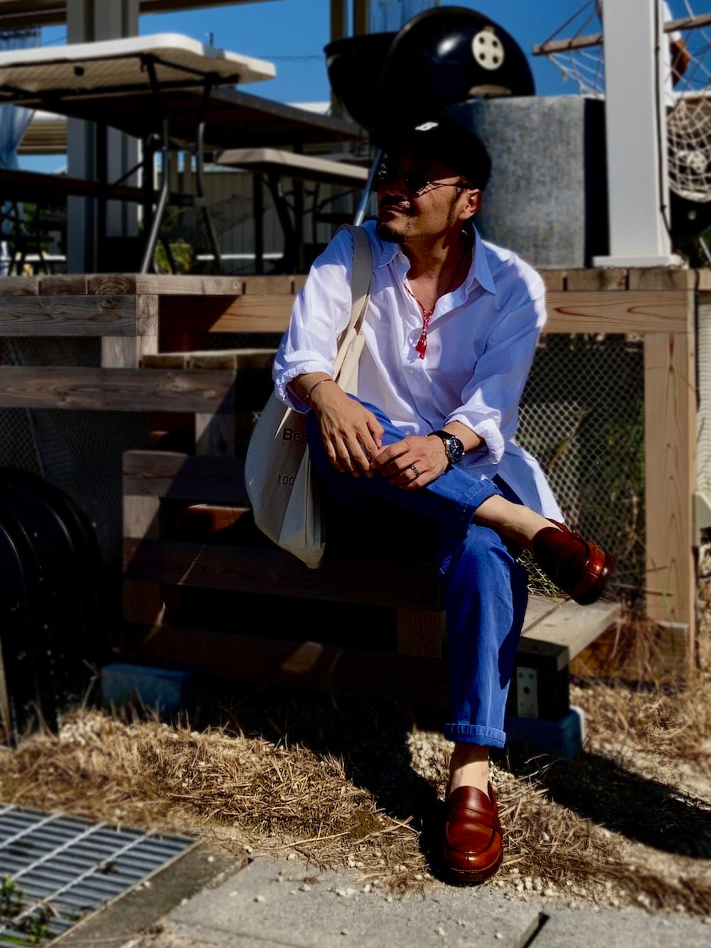 ホワイト系のシャツ/ブラウス、ブルー系のスラックス、ブラウン系のローファーを着用したメンズの秋コーディネートの3枚目の写真