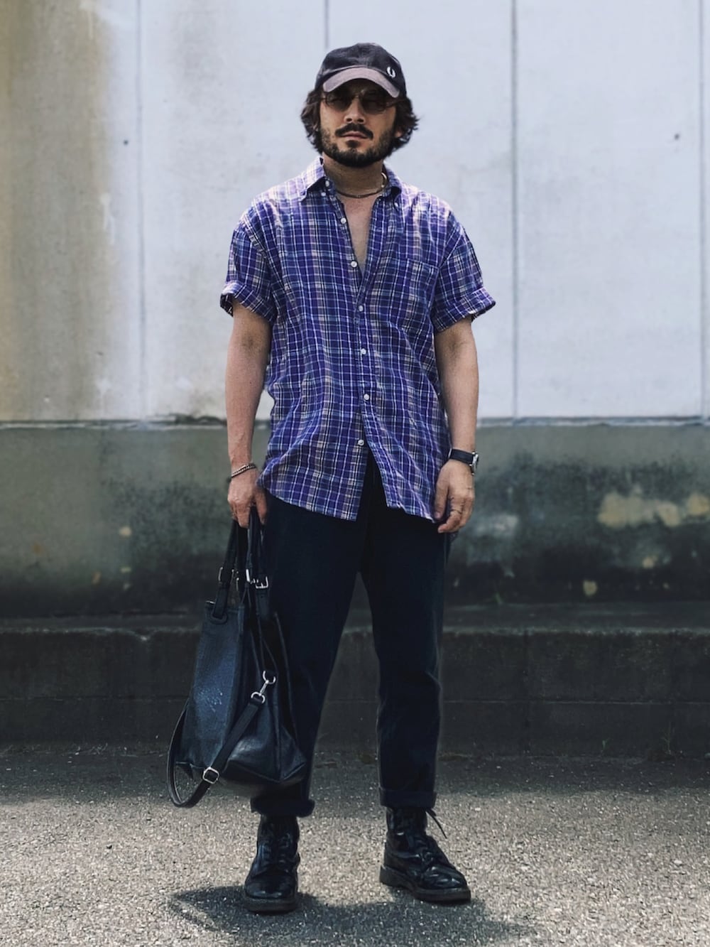 パープル系のシャツ/ブラウス、ブラック系のデニムパンツ、ブラック系のブーツを着用したメンズの夏コーディネートの2枚目の写真